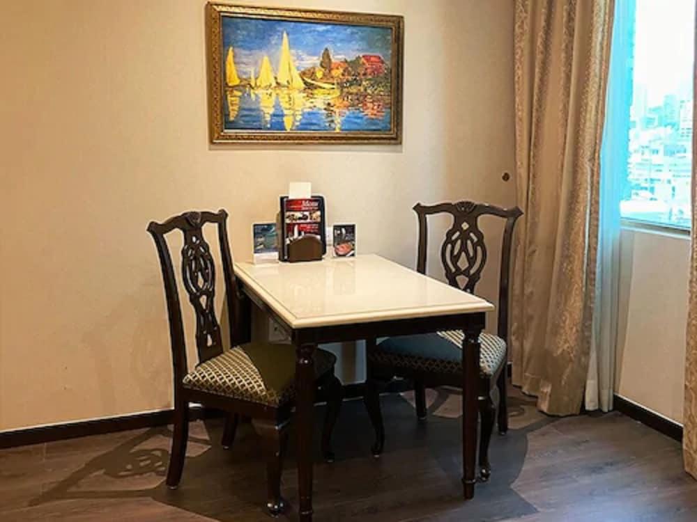 Safi Royal Luxury Valle San Pedro Garza Garcia Buitenkant foto A table and two chairs