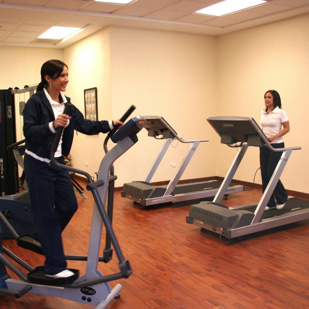 Safi Royal Luxury Valle San Pedro Garza Garcia Buitenkant foto Two women on treadmills