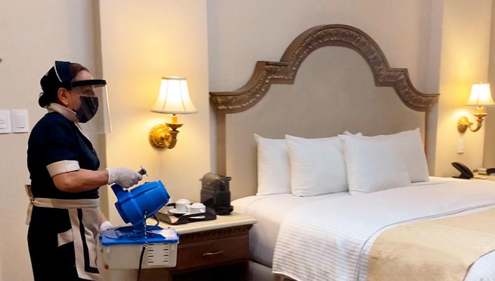 Safi Royal Luxury Valle San Pedro Garza Garcia Buitenkant foto A hotel employee cleans a guest room at the Hilton San Francisco Airport.