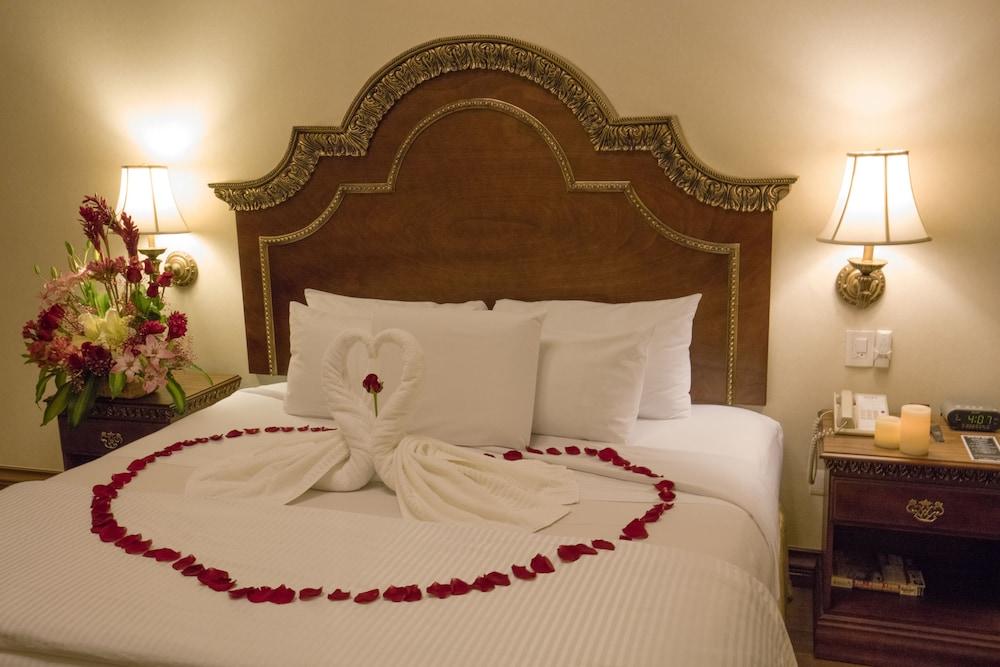 Safi Royal Luxury Valle San Pedro Garza Garcia Buitenkant foto A bed with a towel swan