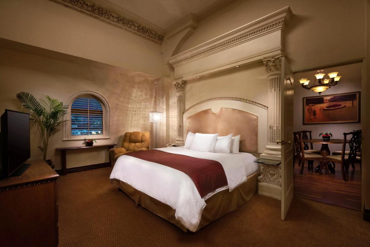 Safi Royal Luxury Valle San Pedro Garza Garcia Buitenkant foto A guest room at the Wynn