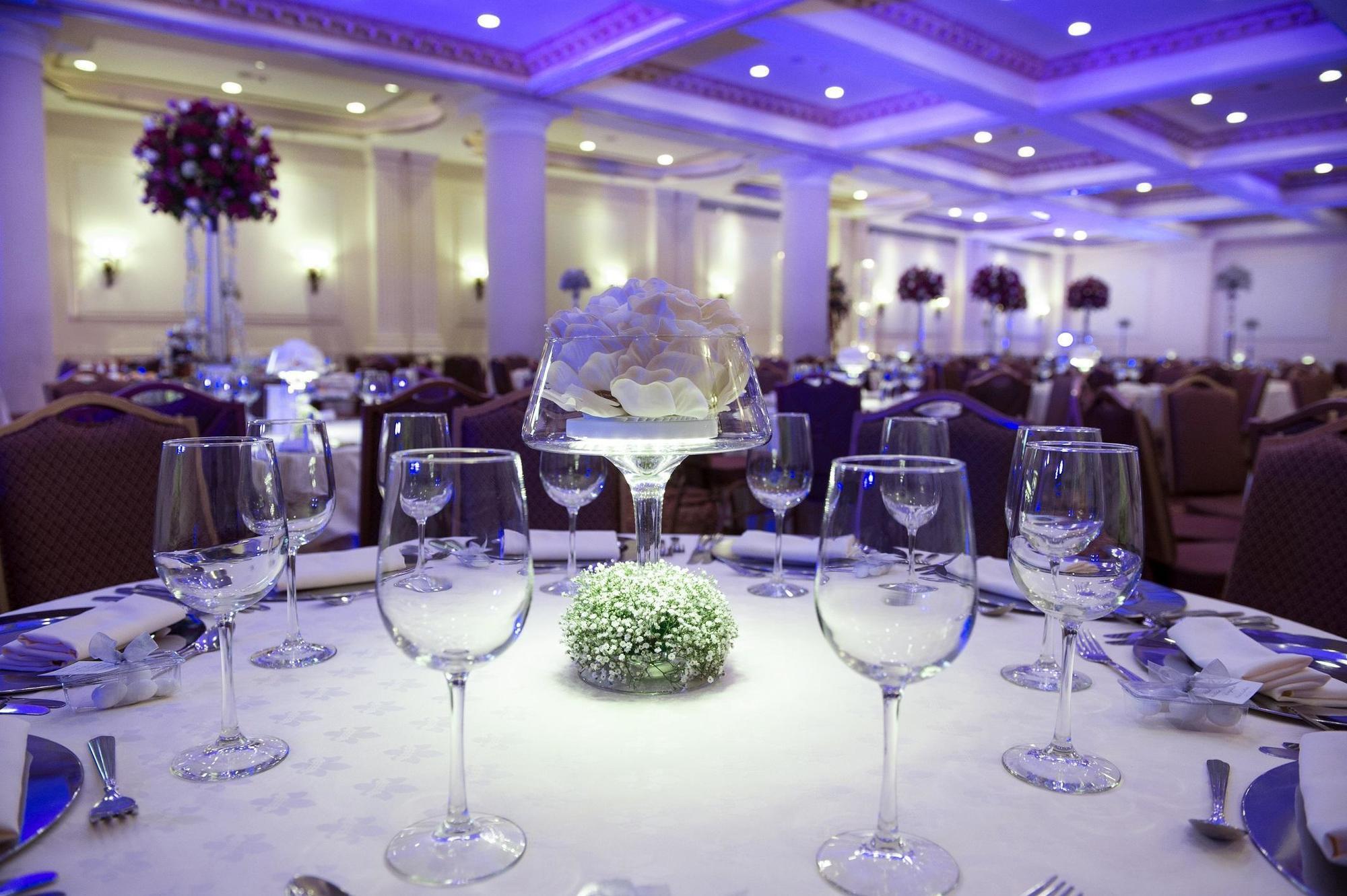 Safi Royal Luxury Valle San Pedro Garza Garcia Buitenkant foto A table set for a formal dinner